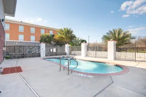 OYO Townhouse Clute Lake Jackson - Image 3