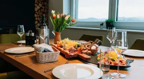 DER ZWEYTICK - Weingut, Buschenschank & Lodges - Image 2
