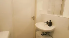 pretty apartment next to metro station - Image 4