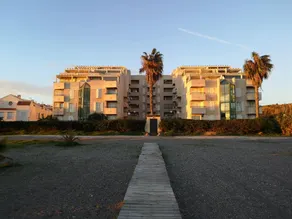 Espectacular residencial en 1a linea con piscina - Image 4