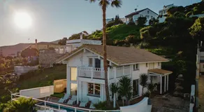 Recién renovada! Exclusiva villa de madera con piscina y vistas al mar - Image 4
