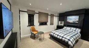 Bright Modern 3-Beds Flat in Town Centre - Image 5