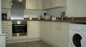 Spacious 2BR Apartment with Superfast Wi-Fi, FREE PARKING & NETFLIX - Image 2