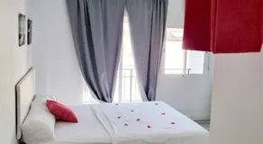 Apartamentos T5 Valencia - Image 2