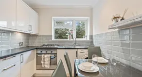 Short and Long Stay 2 Bedroom - Free Parking - Fast WiFi - Image 5
