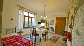 Picturesque Traditional Stone House - Image 2