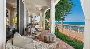 Tres Sirenas Beach Inn - Image 2