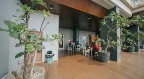 Apartemen Mahogany oleh Halahouse - Image 5
