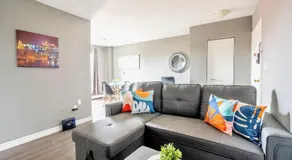 2BR Apt, Easy Access to Transit & Parkway - Glenview West - Image 2