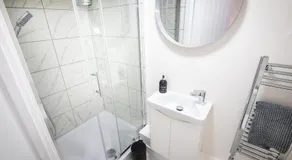 Kings Arms Suites - Deluxe Room - En-Suite - Self Check In - Image 5