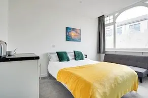 Homesly Guest Rooms, Comfortable En-suite Guest Rooms with Free Parking and Self Check-in - Image 5