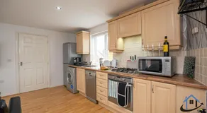 Garfield House, 3 bed house, sleeps 7, Nr Rushden Lakes, allocated parking, corporates welcome - Image 2