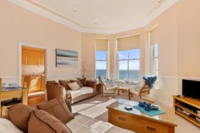 7 South Beach Court - Sea Front Apartment with Spectacular Sea Views - Image 2