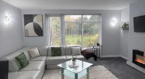 Luxury Hale Barnes, Driveway, Garden, 5 Mins from Airport - Image 2