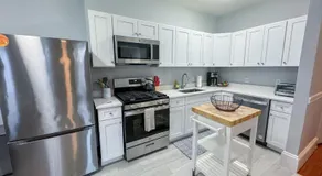 Spacious 3Bed, 2Bath, Near Hospitals & Transports - Image 3