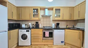 Spacious & Cosy 2 Bedroom Home plus 2 Sofa-beds with Private Entrance and Back Patio, 3 min walk to Earl's Court Station - Image 3