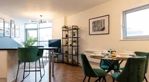Trendy city centre apartment with free parking - Image 4