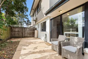 Sleek & Comfortable 3-Bed Townhouse for Your Stay - Image 4