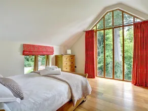 Bright Holiday Home in Saint Kew with Fireplace - Image 5