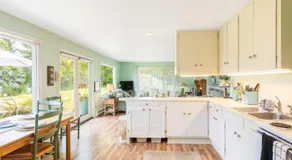 Comfy Coastal Cottage by AvantStay - Image 5