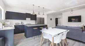 6 Bedroom 6 Bathroom House - Close to to City Centre - Free Parking, Fast Wifi, Smart TV and Work Desks by Yoko Property - Image 3
