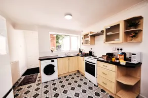 Cassia 3-BR | Sleeps 5 | Great Location & Parking - Image 4