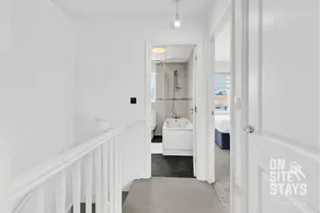 4Double Bed 3.5 Bathrooms Parking Garden & Wifi - Image 4