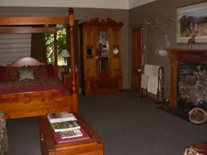 Redcliffe House Colonial Accommodation - Image 3