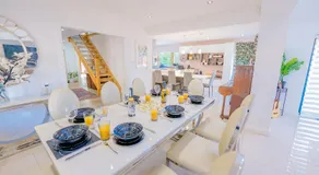 Spacious 7 Bedroom 5 Bathroom Mansion with Parking - Image 5