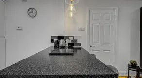 Stunning Manchester Apartment with Parking - Pass the Keys - Image 5