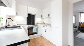 Spacious 2-Bedroom House near Wakefield Centre and Train Station with Free Parking, Ideal for Contractors & Long Stays - NordStay - Image 3