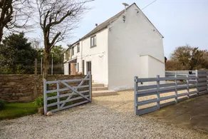 Beautiful Rural Cottage by the Coast - Image 4