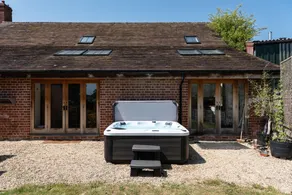 Treehouse Cottage Spa Retreat - Image 5