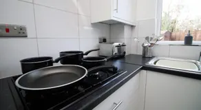 CHANDOS - Spacious Home, High Speed Wi-Fi, Free Parking, Garden - Image 4
