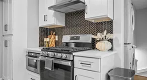 6BR3BATH Home with FREE Parking & Outdoor Furniture - Image 5