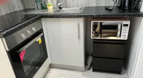 Modern Studio flat with free parking - Image 2