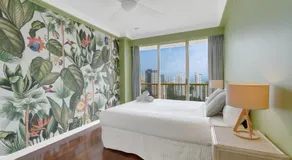 Stylish 1BR Beachside Escape - Heart of Gold Coast - Image 2