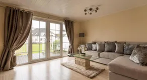 Luxury 3 Bed Home by the Lake - Image 2