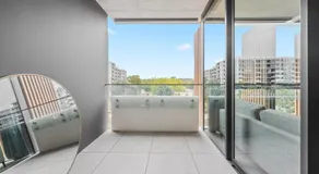 Modern 1 & 2 Bedroom Apartment with Parking, Easy Walk to Tram - Image 4