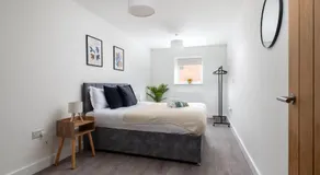 Central Town Location, 1BR Apartment With Sofa Bed & Modern Amenities, Walk to Train Station, Shops & Cafes, Ideal for Business or Leisure - Image 2