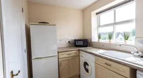 Thorley Apartment in North Swindon, Sleeps 4 in 2 bedrooms, Long Stay Disc, Parking - Image 4