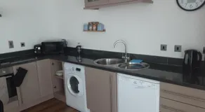 Elegant three bedroom flat - Image 5