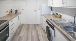 Dunstable 3-Bed House Sleeps 6 Driveway Parking Near Town Centre & Transport Links Close to Whipsnade Zoo Ideal for Families & Contractors - Image 3