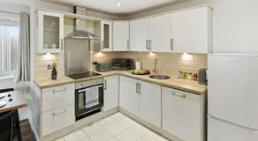 New Stylish 2-Bed Apartment - Wi-Fi, Netflix & Parking - Image 3
