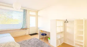 Cozy 2-Bedroom Apartment- 300m to Metro & Shops - Image 2