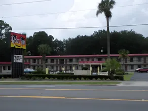 Relax Inn Silver Springs - Image 5