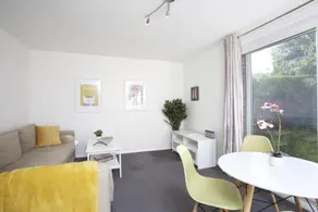 Sleek 2BD House with Garden Heart of Guildford - Image 2