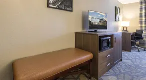 La Quinta Inn & Suites by Wyndham Downtown Asheville - Image 2
