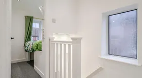 Spacious 4 bed Ideal for Business & Long Term Stays, Free Parking - Image 4