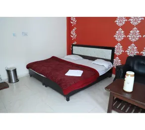 Hotel Omkaar and Restaurant Chinyalisaur - Image 4